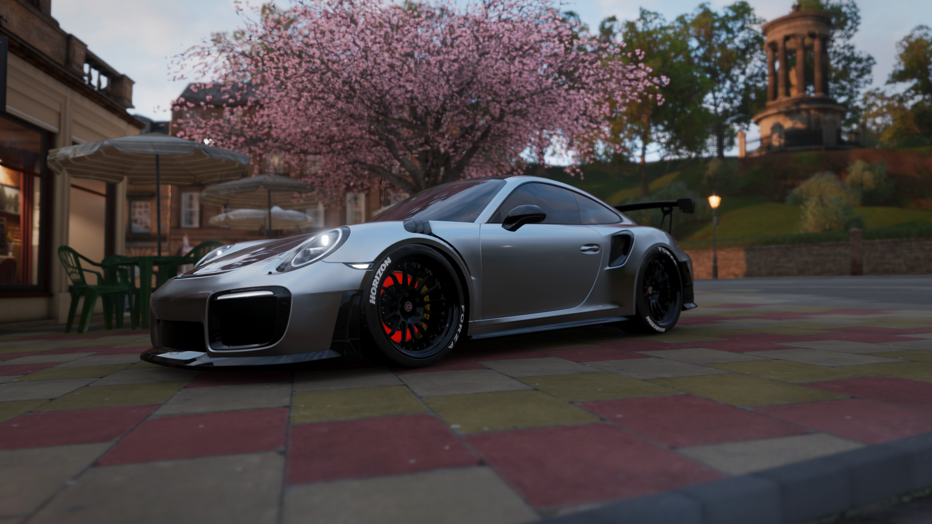 _比赛氛围火热：现场欢呼声经久不息_，比赛现场气氛活跃